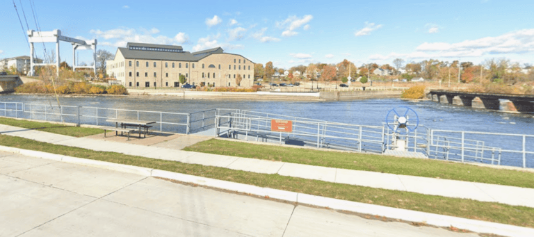 Picture of Trestle Park boat launch area taken by Google